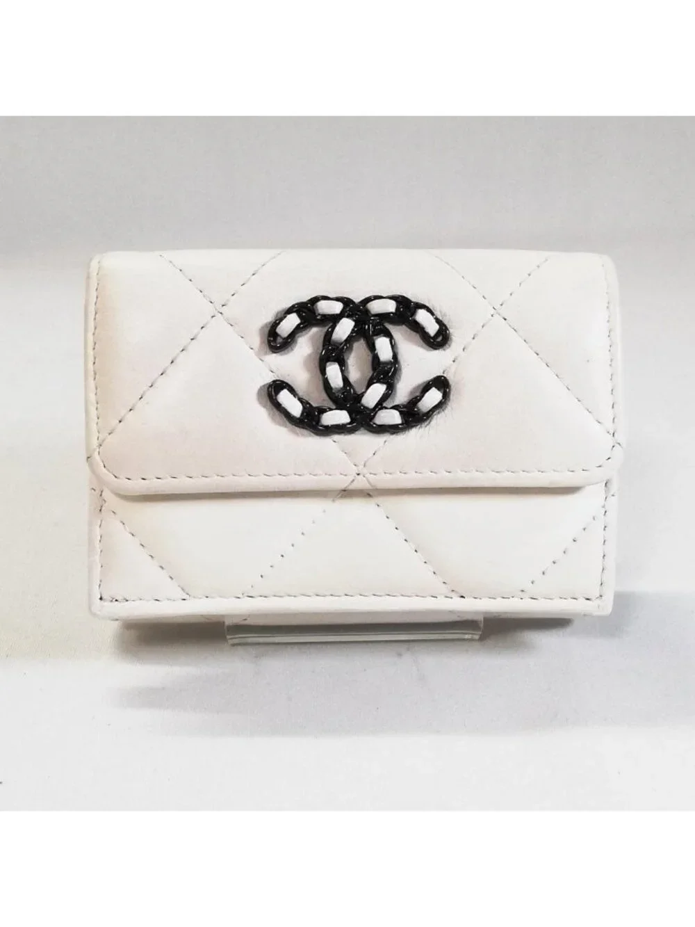 Chanel 19 Trifold Wallet Dizeneuf White